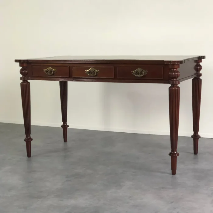 木の質感が魅力的な、西洋クラシックスタイルのライティングデスク