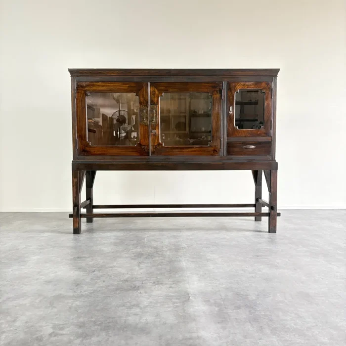 杉材×ガラスの和洋折衷サイドボード｜直線的なレトロモダンデザイン