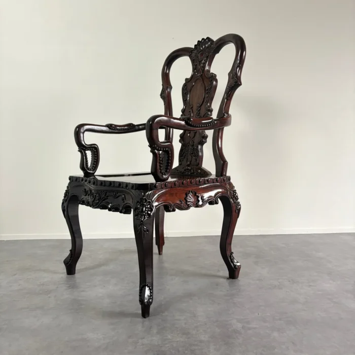 ロココ様式 ハイレリーフ彫刻が美しいガブリオールレッグアームチェア