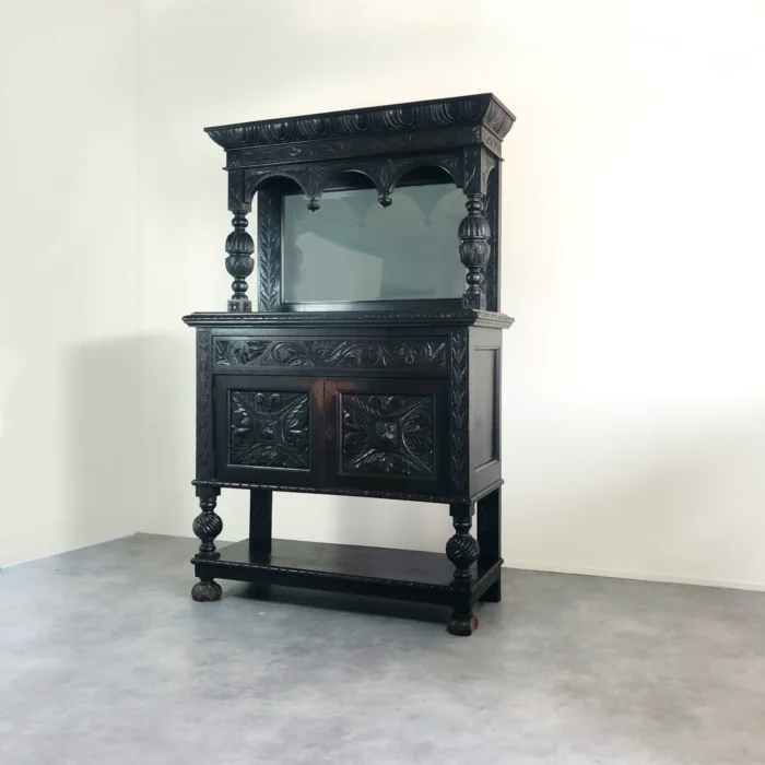 彫刻装飾と一面鏡 バルバスレッグが魅せるゴシック調アンティークサイドボード