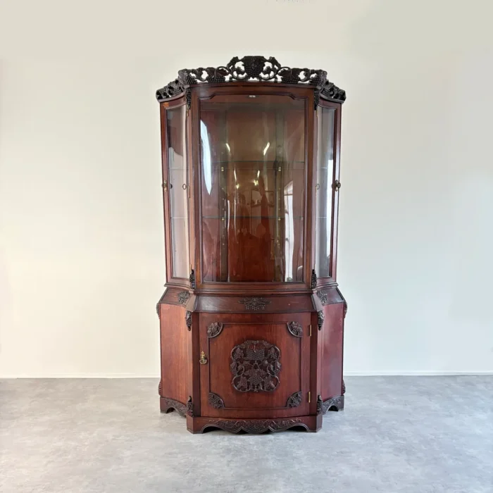 ロココ様式ライト付きガラスキャビネット | 美しい彫刻と真鍮金具