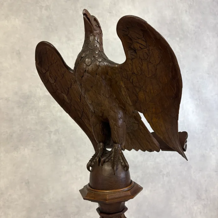 重厚な造りとクラシックな雰囲気を備えた希少なアンティーク聖書台