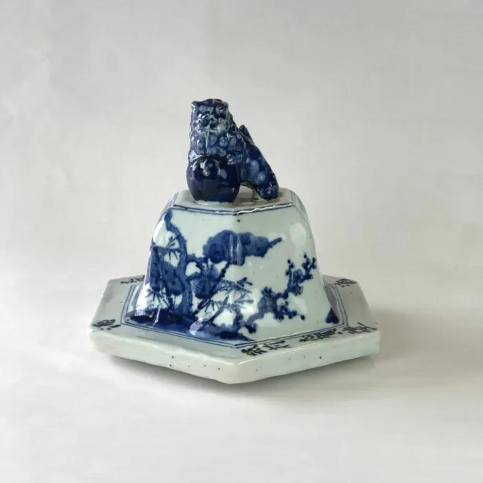 蓋に獅子の飾りがついた磁器製壺