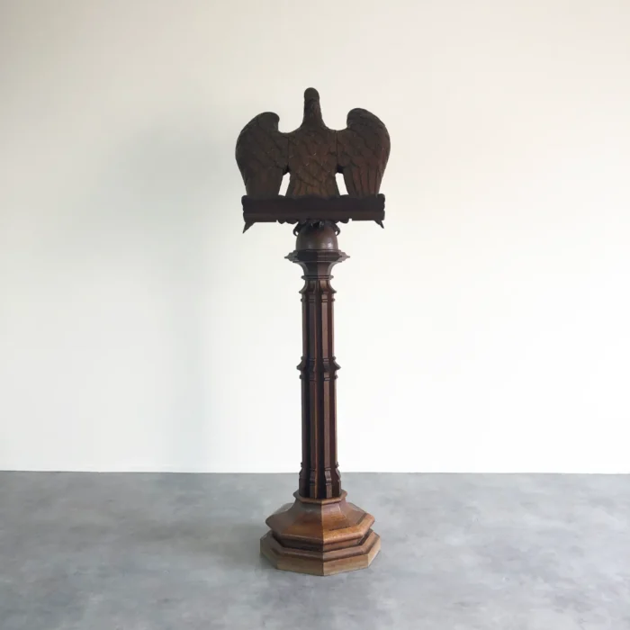 重厚な造りとクラシックな雰囲気を備えた希少なアンティーク聖書台