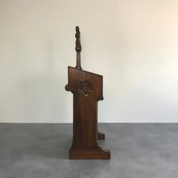 荘厳なゴシック建築を思わせる精巧な彫刻が特徴の、希少なアンティークな演台 - 画像 (2)
