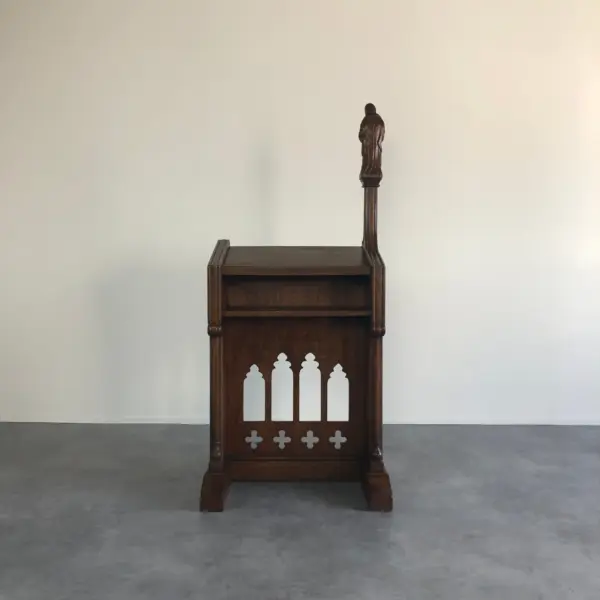 荘厳なゴシック建築を思わせる精巧な彫刻が特徴の、希少なアンティークな演台 - 画像 (3)