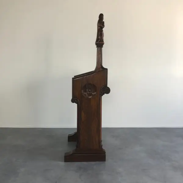荘厳なゴシック建築を思わせる精巧な彫刻が特徴の、希少なアンティークな演台 - 画像 (4)