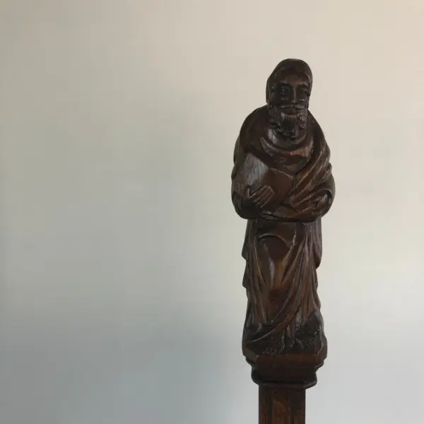 荘厳なゴシック建築を思わせる精巧な彫刻が特徴の、希少なアンティークな演台 - 画像 (5)