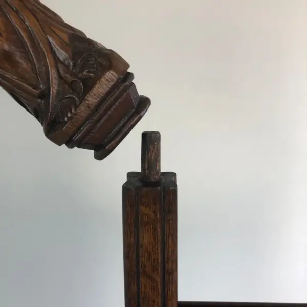 荘厳なゴシック建築を思わせる精巧な彫刻が特徴の、希少なアンティークな演台 - 画像 (6)