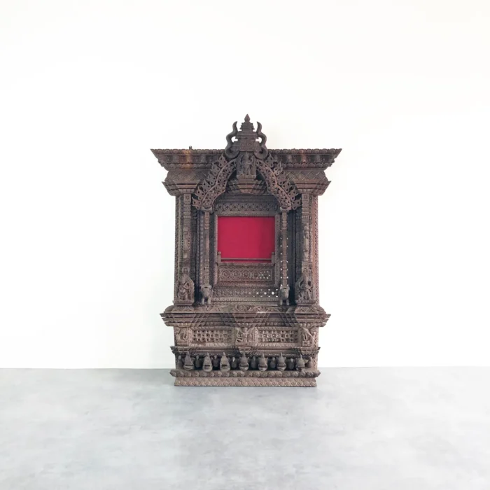 細密な木彫が美しい、アジア伝統様式の壁掛け型フレーム