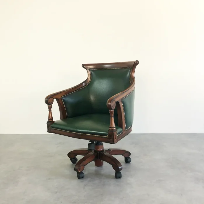 上質なグリーンレザーと重厚感のある木製フレームが魅力の、クラシカルなプレジデントチェア