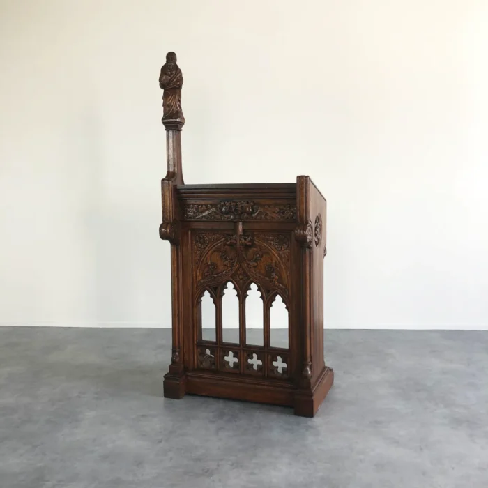 荘厳なゴシック建築を思わせる精巧な彫刻が特徴の、希少なアンティークな演台