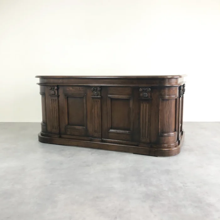 カウンターデスクとしても使える歴史を感じる趣深い祭壇