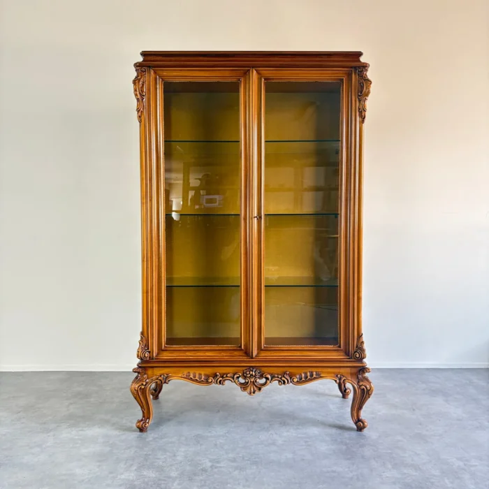 ロココ調猫脚キュリオケース｜ガラス棚＆鍵付き両開きショーケース