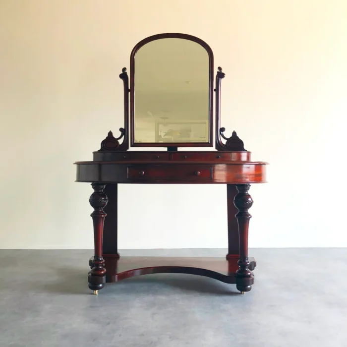 優雅な曲線のヴィクトリアンドレッサー｜ミラー・収納付きアンティーク家具