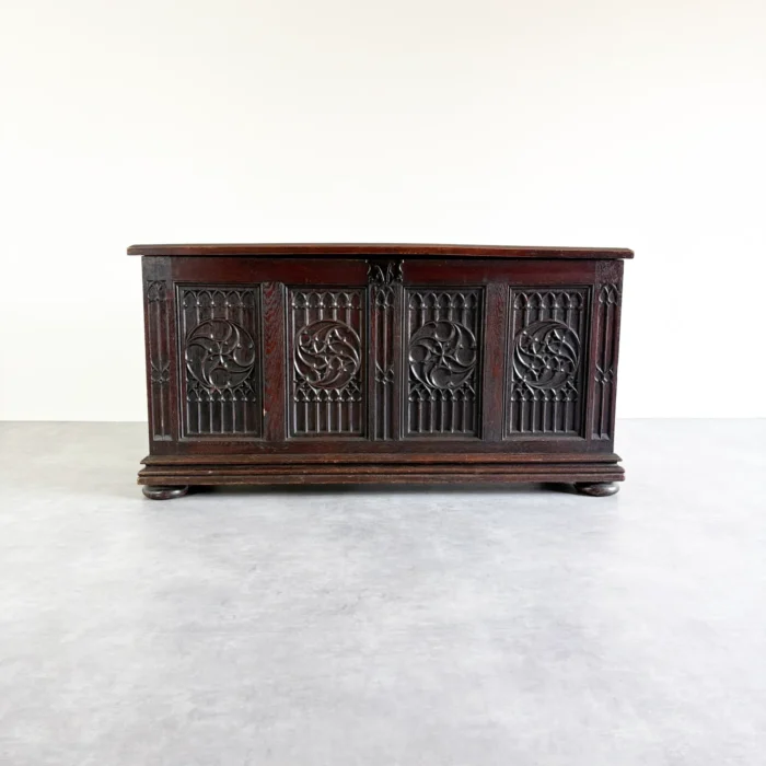 ゴシック様式リネンフォールドブランケットボックス -ホテル客室おすすめ-